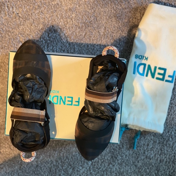 FENDI Dess 14 Years Olds - Picture 7 of 7